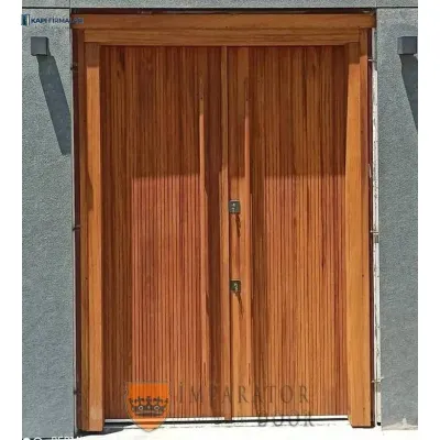 Dikey Çizgili Doğal Ahşap Görünümlü Çift Kanatlı Villa Kapısı